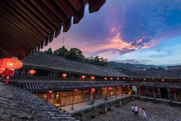 “跳水皇后”郭晶晶为国争光,夺得数枚金牌,她在退役后每个月能领多少钱?- 专业有问必答平台